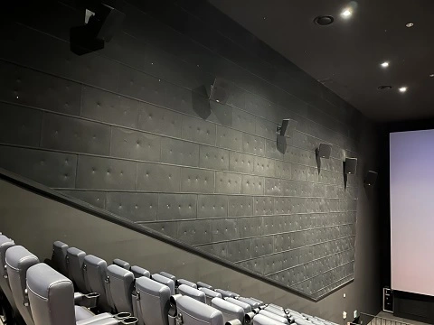 슈퍼플렉스 상영관 좌 우 스피커 배치 사진 좌