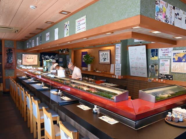 눈 앞에서 조리를 볼 수 있는 다이닝석