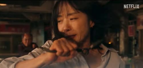 식당에서 악당?들과 길복순의 칼을 들고 싸우는 이미지