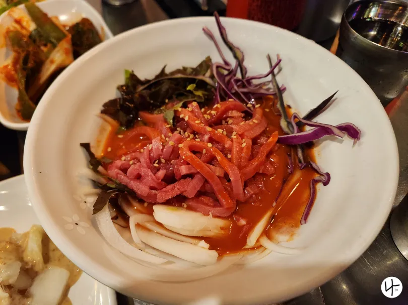 그릇에-담긴-육회물회