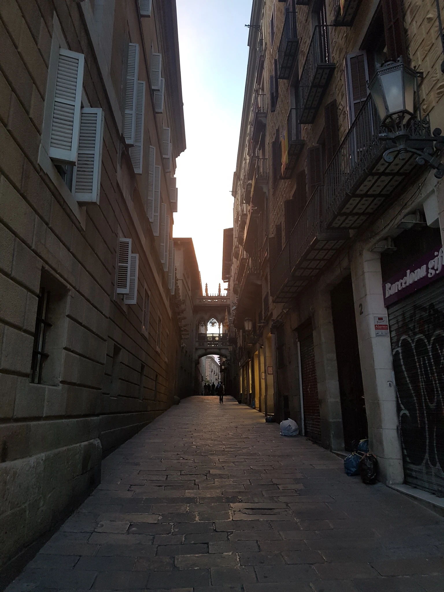 스페인 바르셀로나 고딕 지구의 좁은 돌길 골목