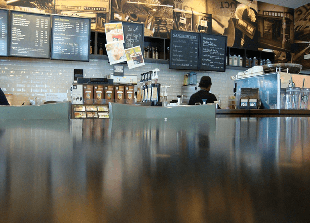 스타벅스에서-점원이-커피를-만들고있다