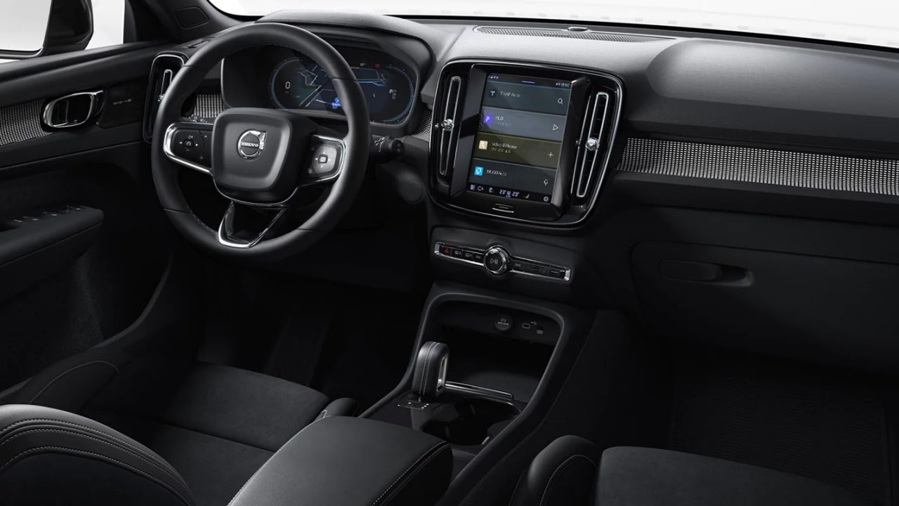 XC40 리차지의 실내 모습입니다.