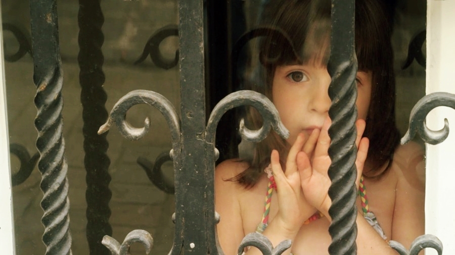 소녀가 뭔가를 보는 모습