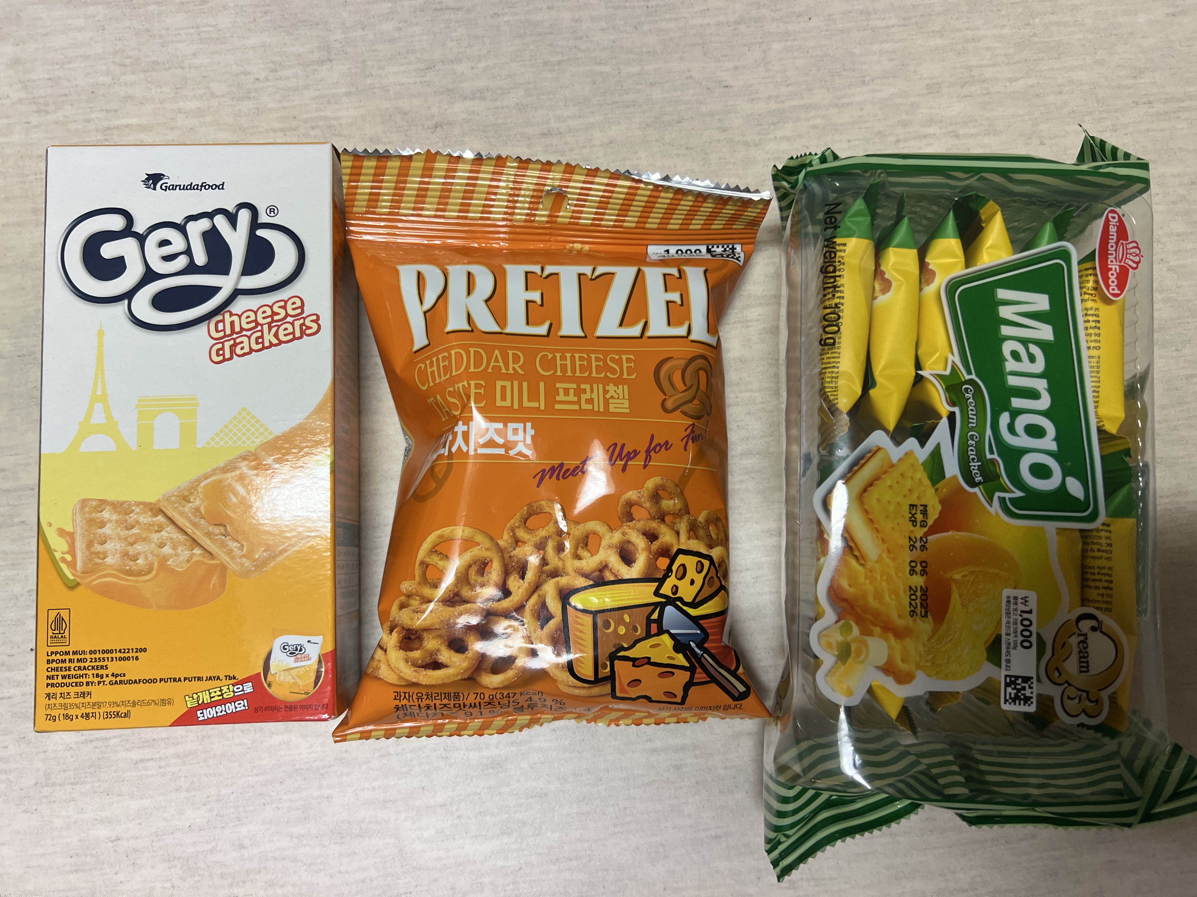 게리 치즈크래커, 체다치즈 미니프리첼, 망고 크림 크래커 나열한 이미지