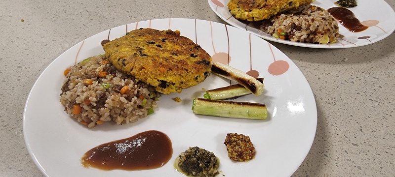 곁들인 소스는 바질페스토&#44; 돈까스 소스&#44; 홀그레인