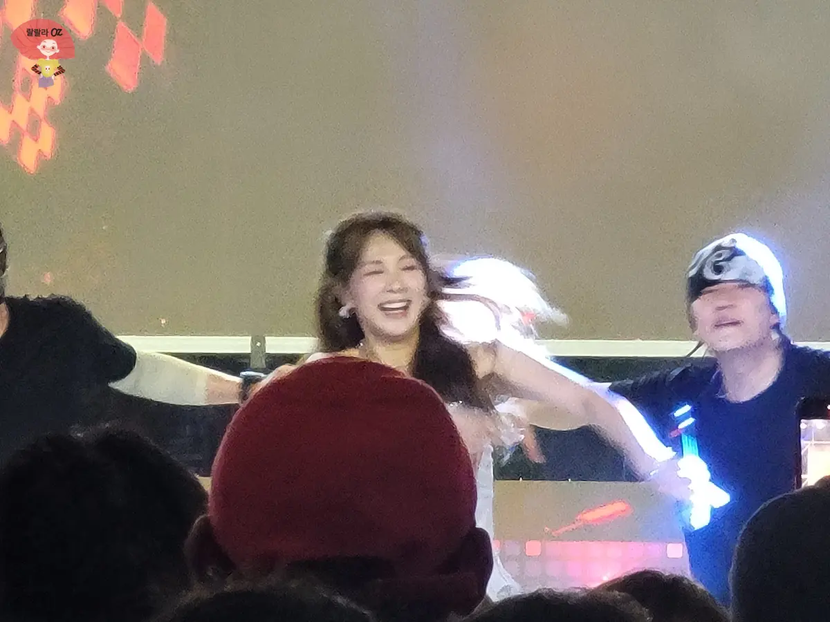 강원도-홍천-맥주축제-초대가수-채연-백댄서와-함께-신나게-웃으며-춤추는-모습