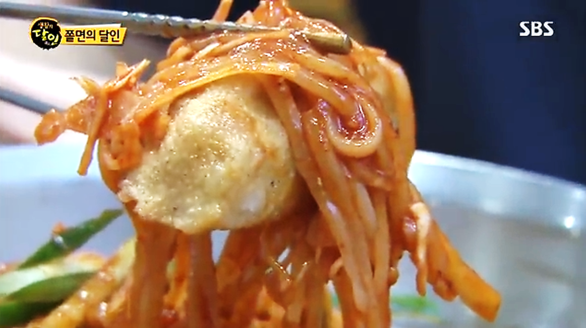 튀김만두를 쫄면에 싸서 먹는 모습, 생활의 달인 방송 장면