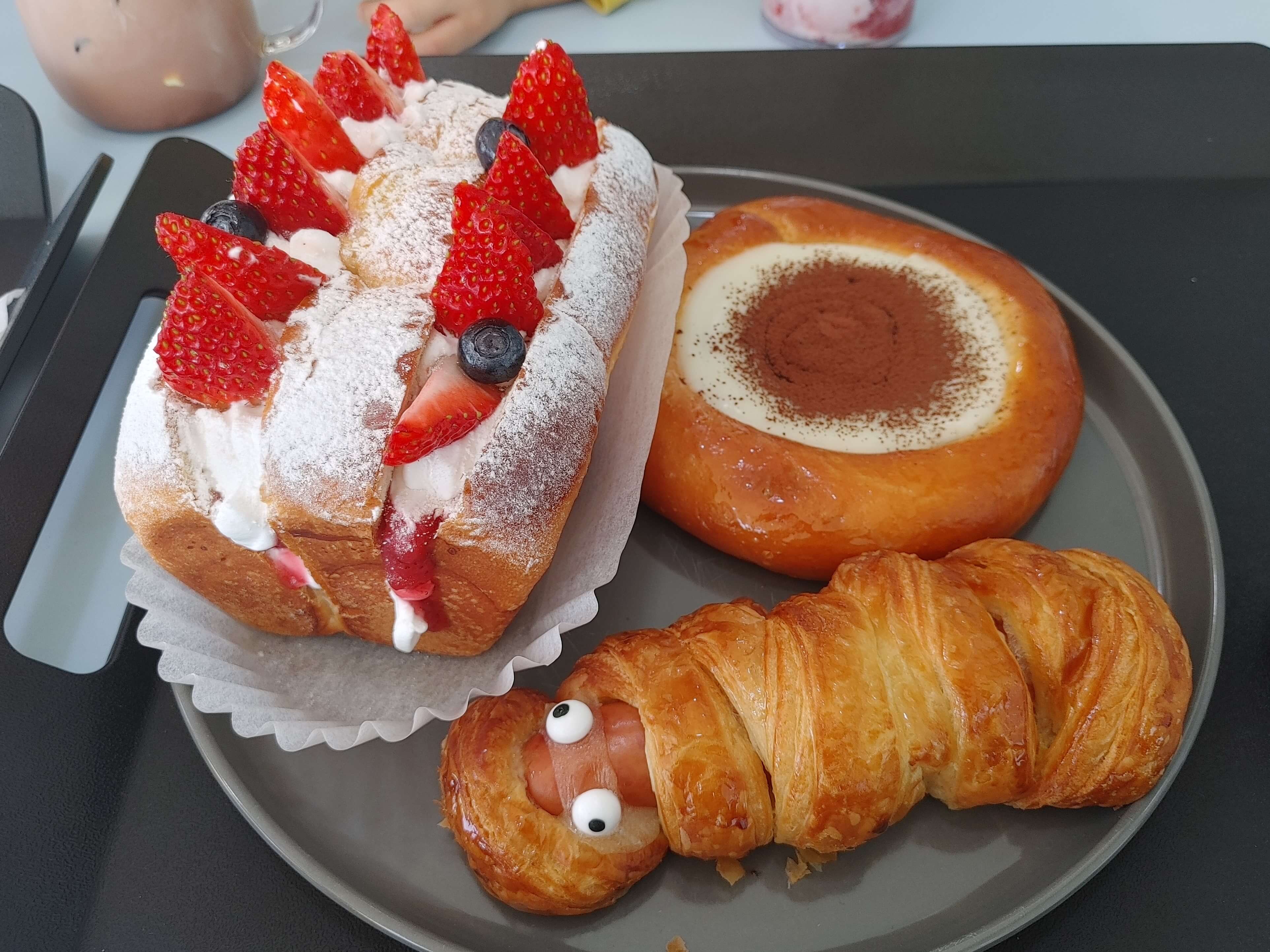 김해_강변뷰카페_라인25_음료_및_빵_주문