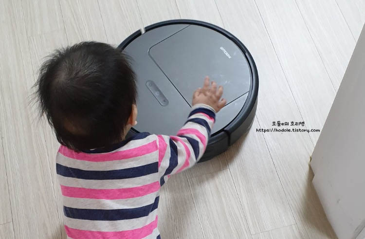 로봇청소기 괴롭히는 아이