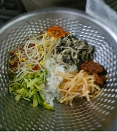 다양한 나물과 고추장이 들어간 건강하고 먹음직스러운 아이용 비빔밥 식단 사진.