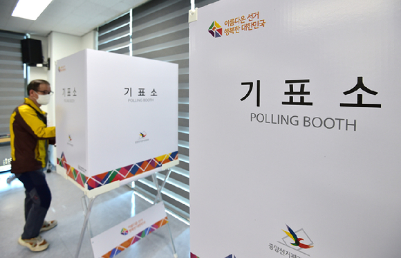 제22대 국회의원 선거 사전투표표소에서 불법 카메라가 다수 발견돼 경찰이 수사에 나섰다. 사진은 본 기사와 무관한 이미지. [사진=뉴시스]