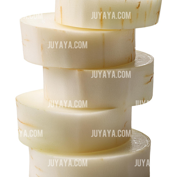 얇게 썬 무 조각이 겹겹이 쌓여 있는 모습&amp;#44; 단면이 고르게 보이는 깔끔한 무.