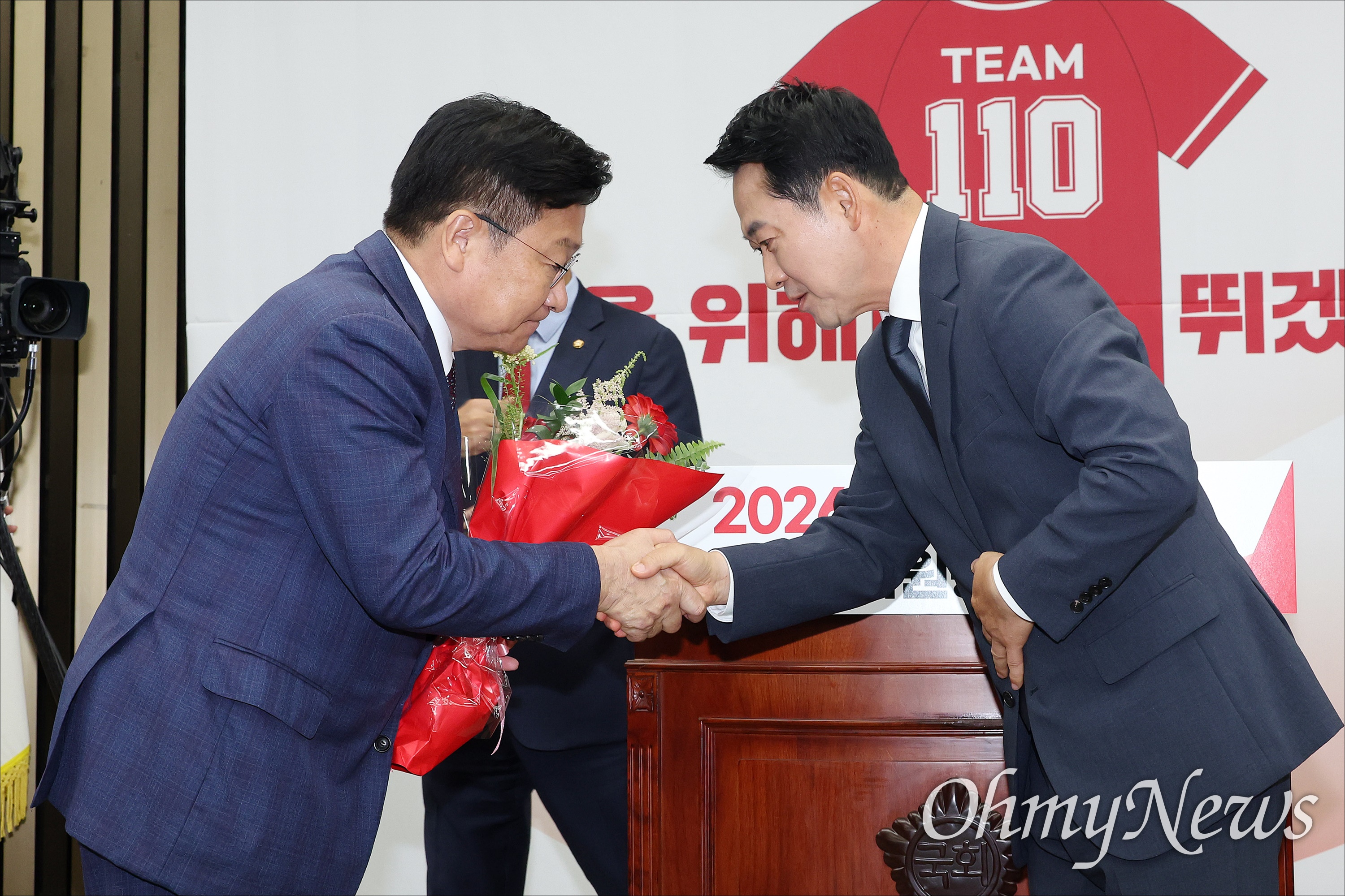 정점식 국회의원 당선: 국민의힘 신임 원내대표 결선 투표 분석과 지선 패배 후 당 수습 및 원 구성 협상 전망