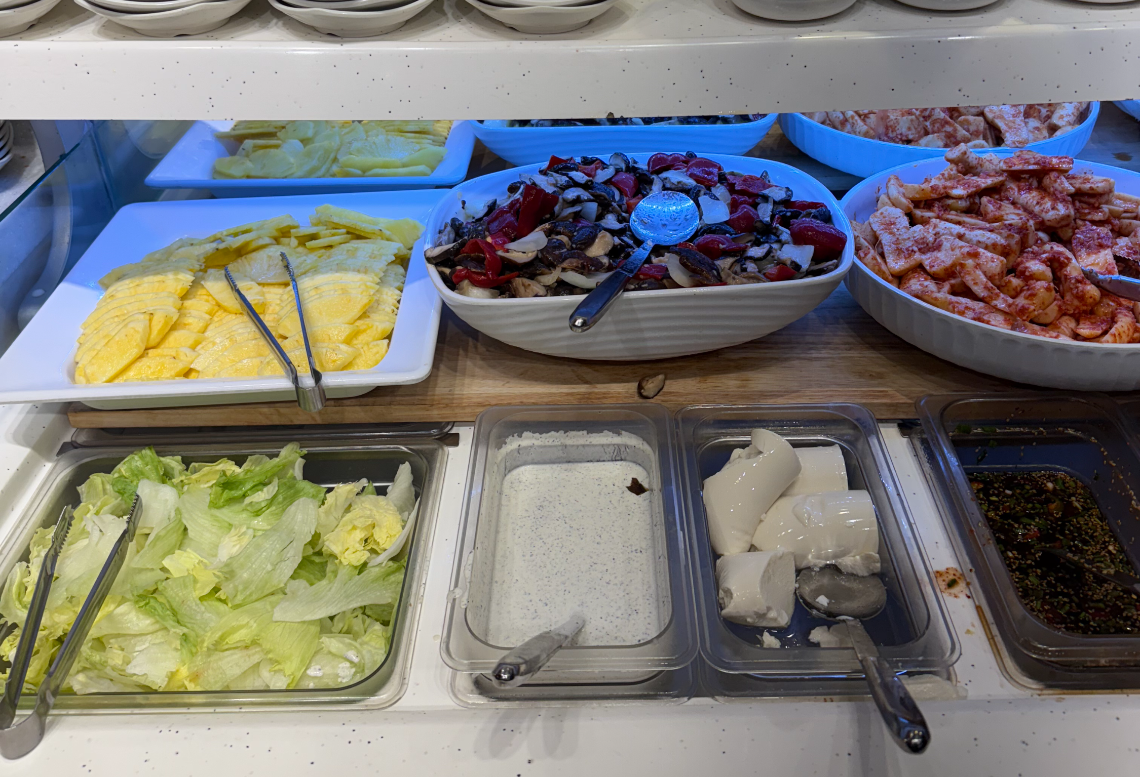 다양한 샐러드 와 드레싱 셀프코너