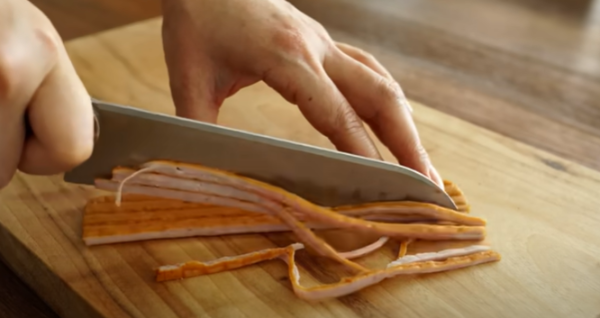 햄을 썰고 있습니다 사실 하지 않으셔도 됩니다