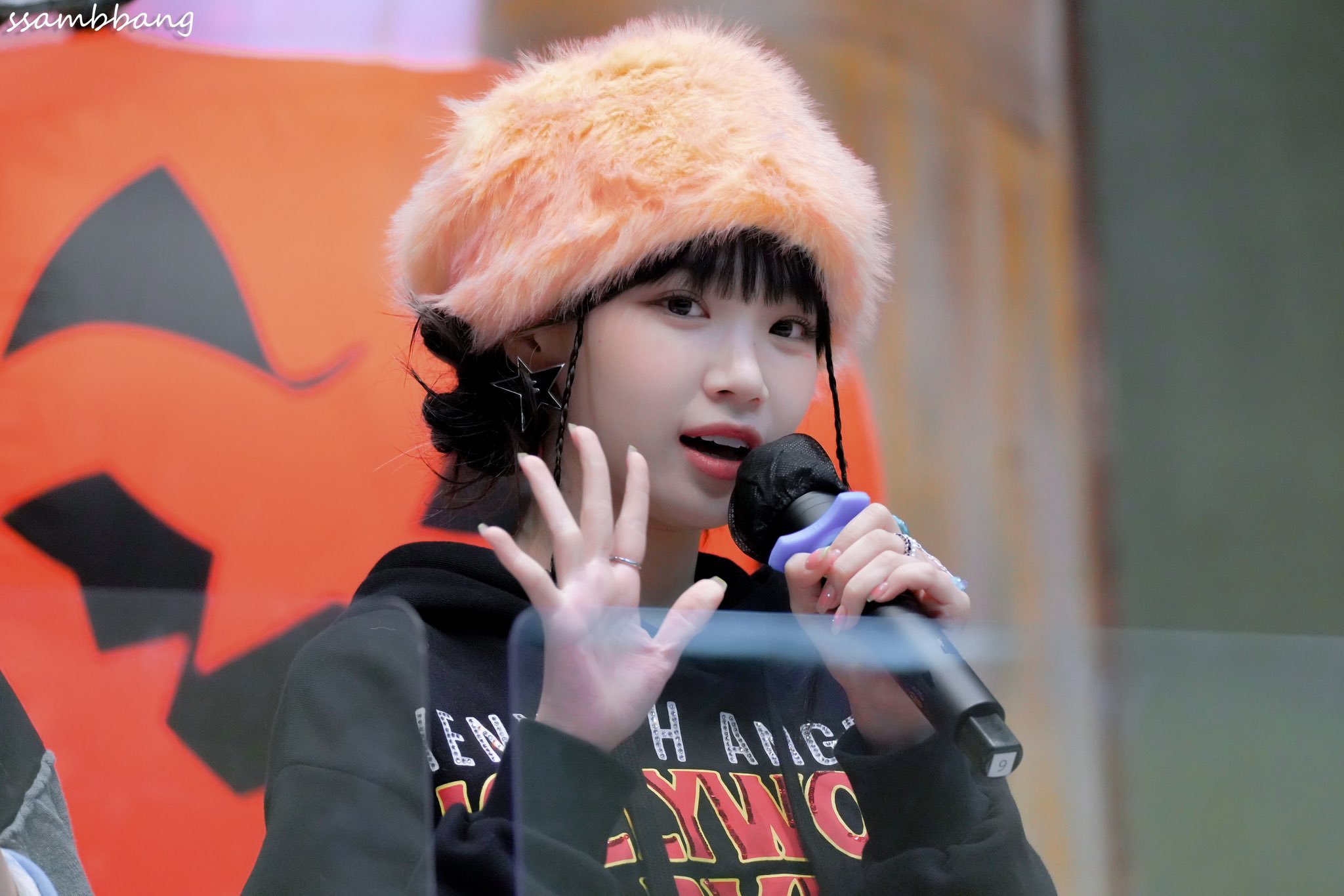 손을 들고 인사하는 김채원