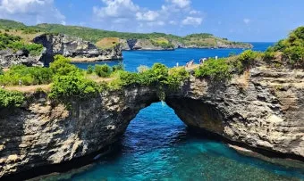 발리 브로큰 비치 Broken Beach 파도와 바람이 만든 천연 아치_3