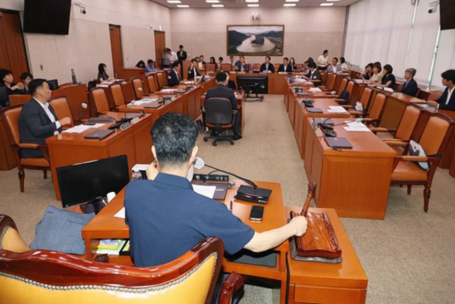 2025년 7월 29일 국회 농림축산식품해양수산위원회 법안심사소위원회는 더불어민주당 단독으로 농안법 개정안을 의결했으며, 국민의힘은 기권, 진보당은 용어 수정 문제로 반대 입장을 표명했습니다. 해당 개정안은 양곡관리법과 함께 2025년 8월 4일 열릴 예정인 국회 본회의에 상정될 계획이며, 이는 7월 임시국회의 마지막 본회의 일정입니다.