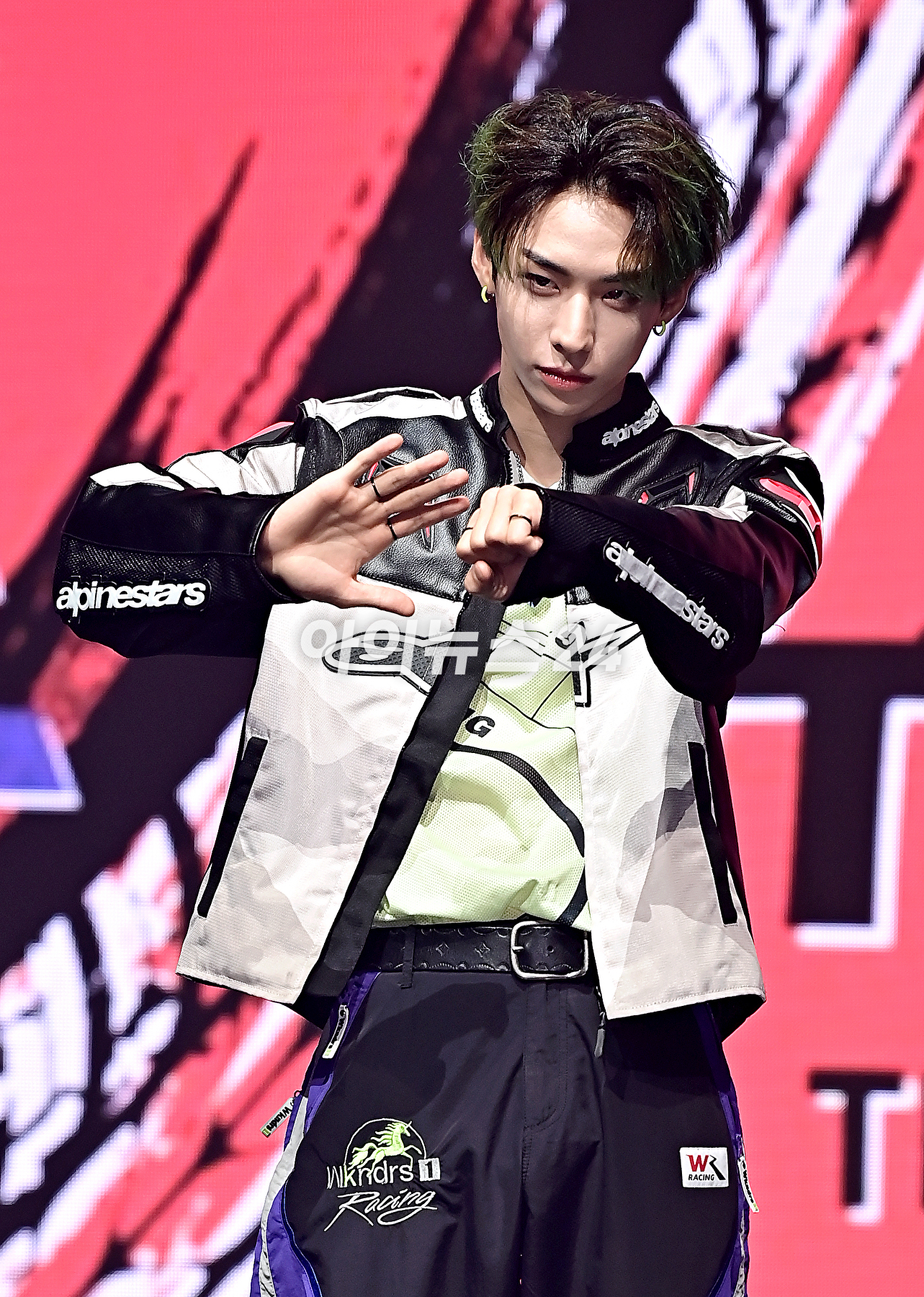 그룹 템페스트(TEMPEST) 화랑이 20일 오후 서울 목동 로운아트홀에서 열린 첫 번째 싱글 앨범 &#39;폭풍 속으로&#39; 쇼케이스에서 포토타임을 갖고 있다. [사진=곽영래 기자]