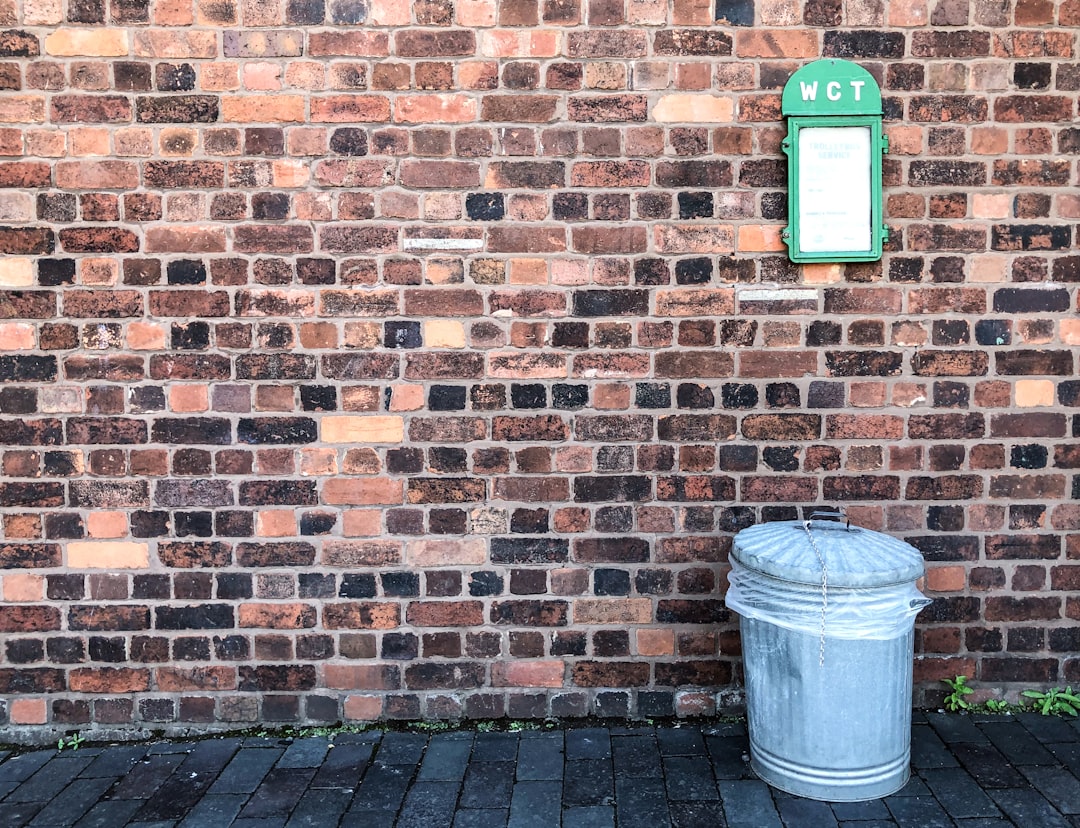 Trash bin