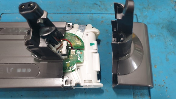 다이슨 v10배터리 케이스 분해 모습