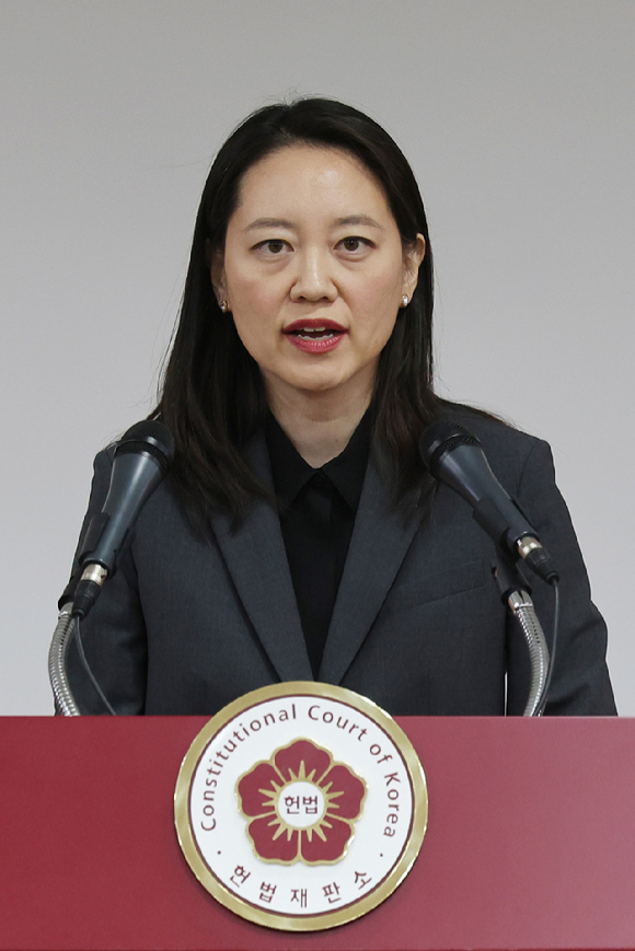 이진 헌법재판소 공보관이 17일 오전 서울 종로구 헌법재판소 별관에서 윤석열 대통령 탄핵심판 관련 브리핑을 하고 있다. 2024.12.17 [사진=연합뉴스]