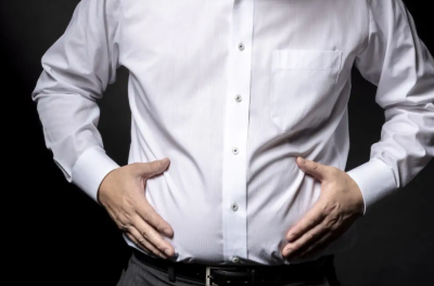 뱃살을 만지는 남성