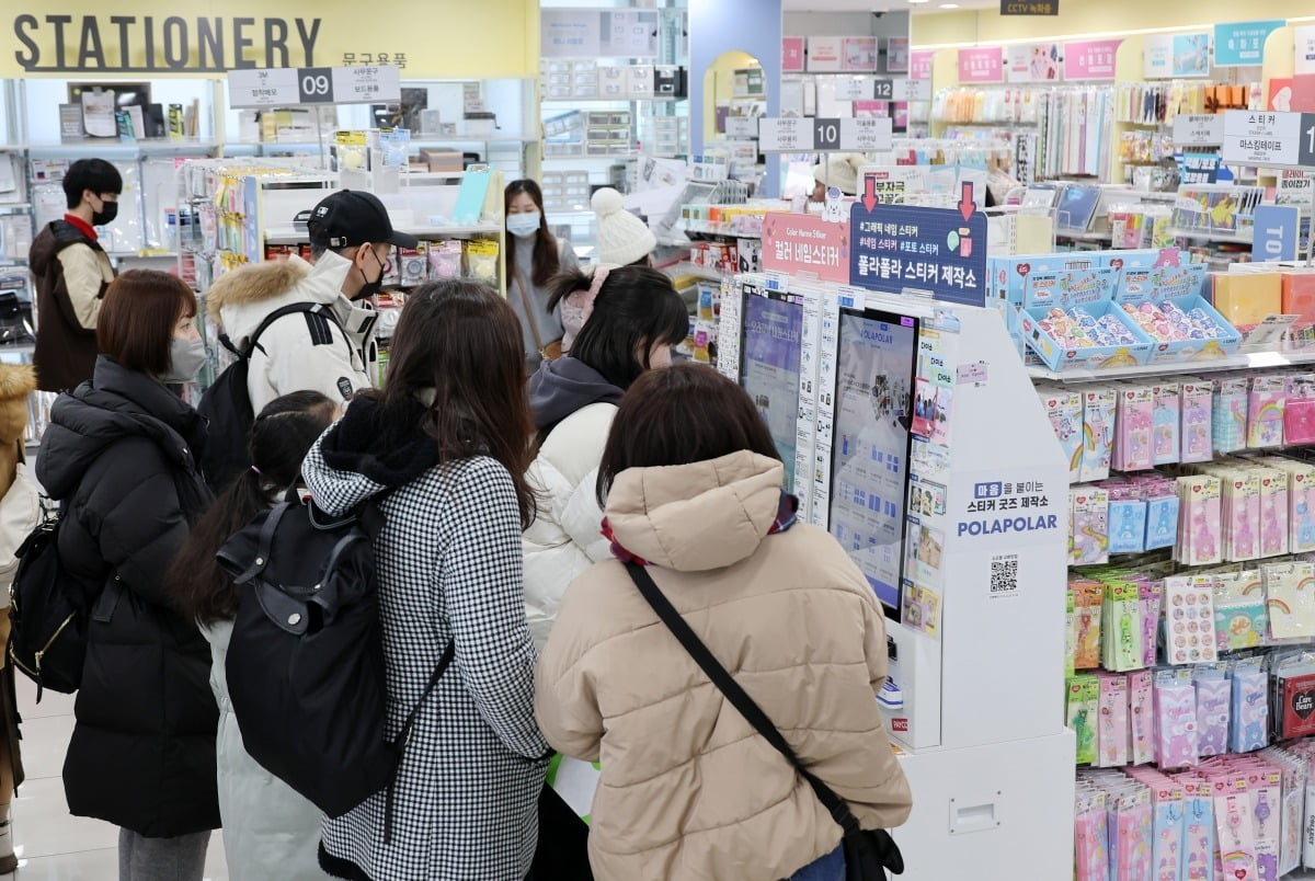 외국인들로 붐비는 다이소 명동역점.