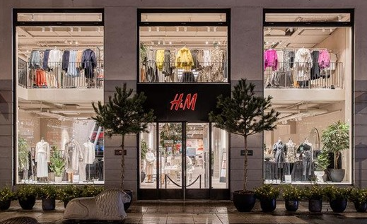 최근 H&amp;M은 패스트 패션 브랜드로서의 책임을 인식하고, 지속 가능성을 강조한 H&amp;M Conscious 컬렉션을 출시했습니다.