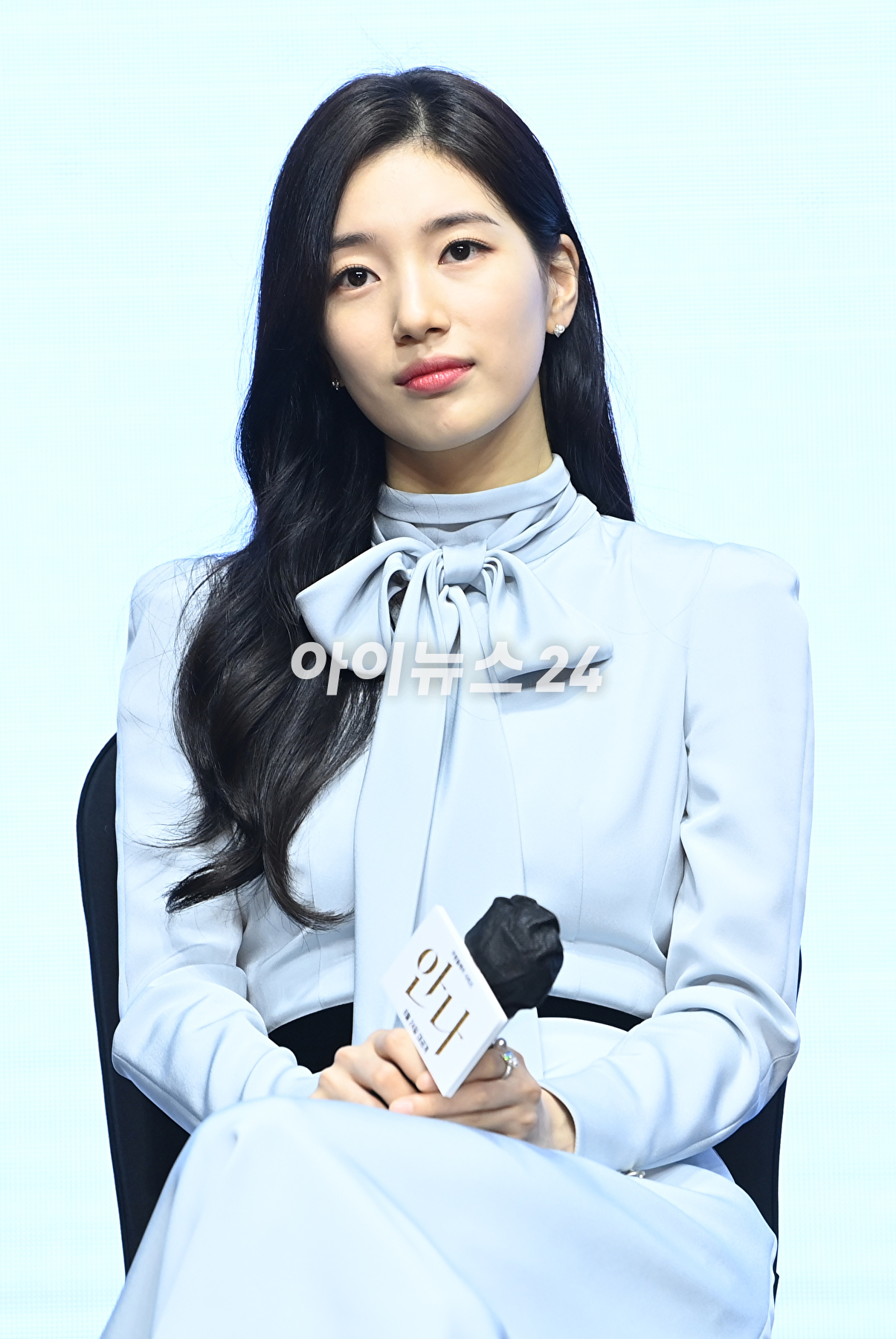 배우 수지가 21일 오전 여의도 콘래드서울에서 열린 쿠팡플레이 시리즈 '안나' 제작발표회에 참석해 포토타임을 갖고 있다. [사진=정소희 기자]