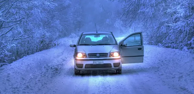 눈 오는 길 자동차