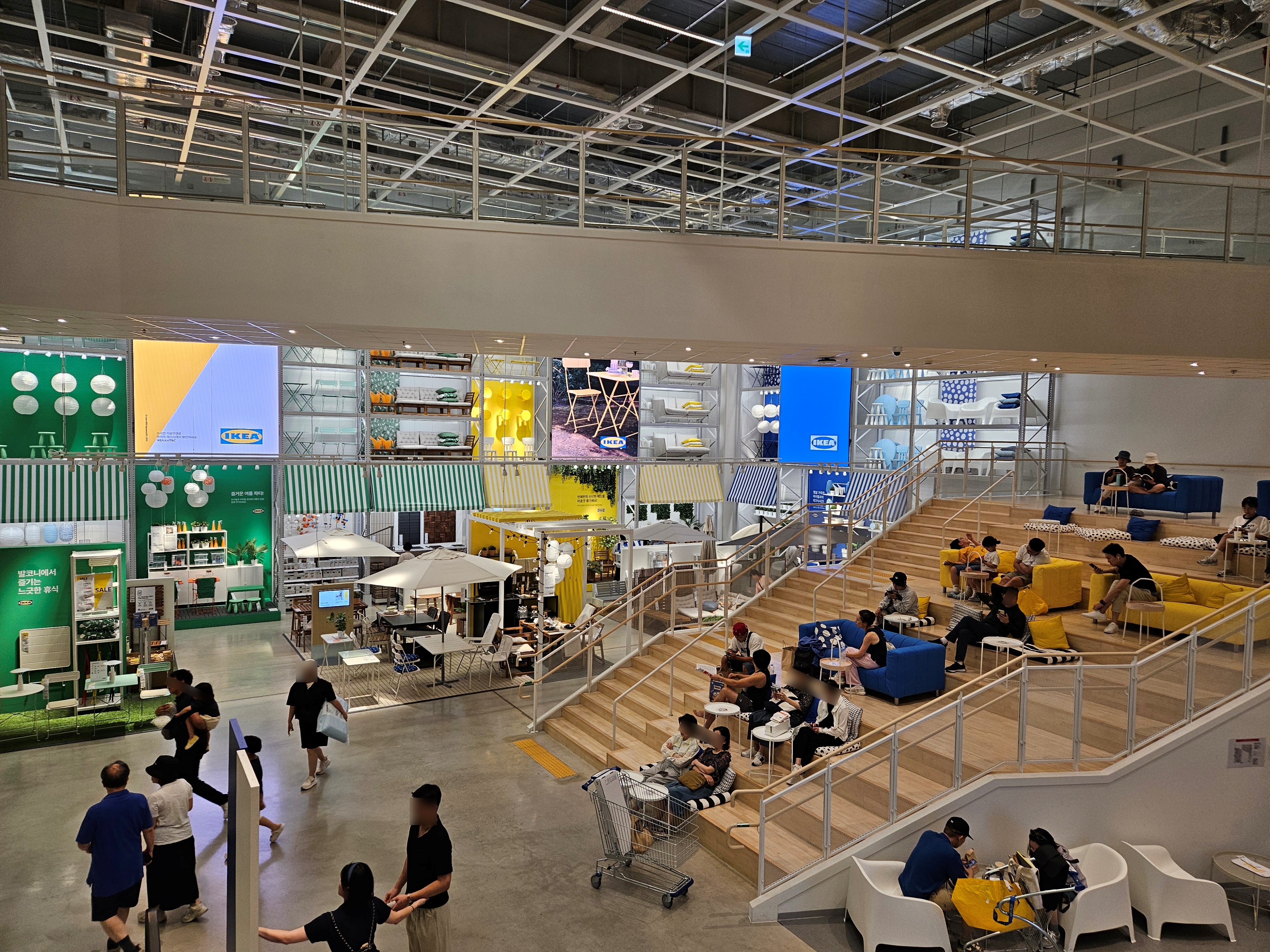 이케아-내부-1층-휴식공간-쉬고-먹고-있는-고객들