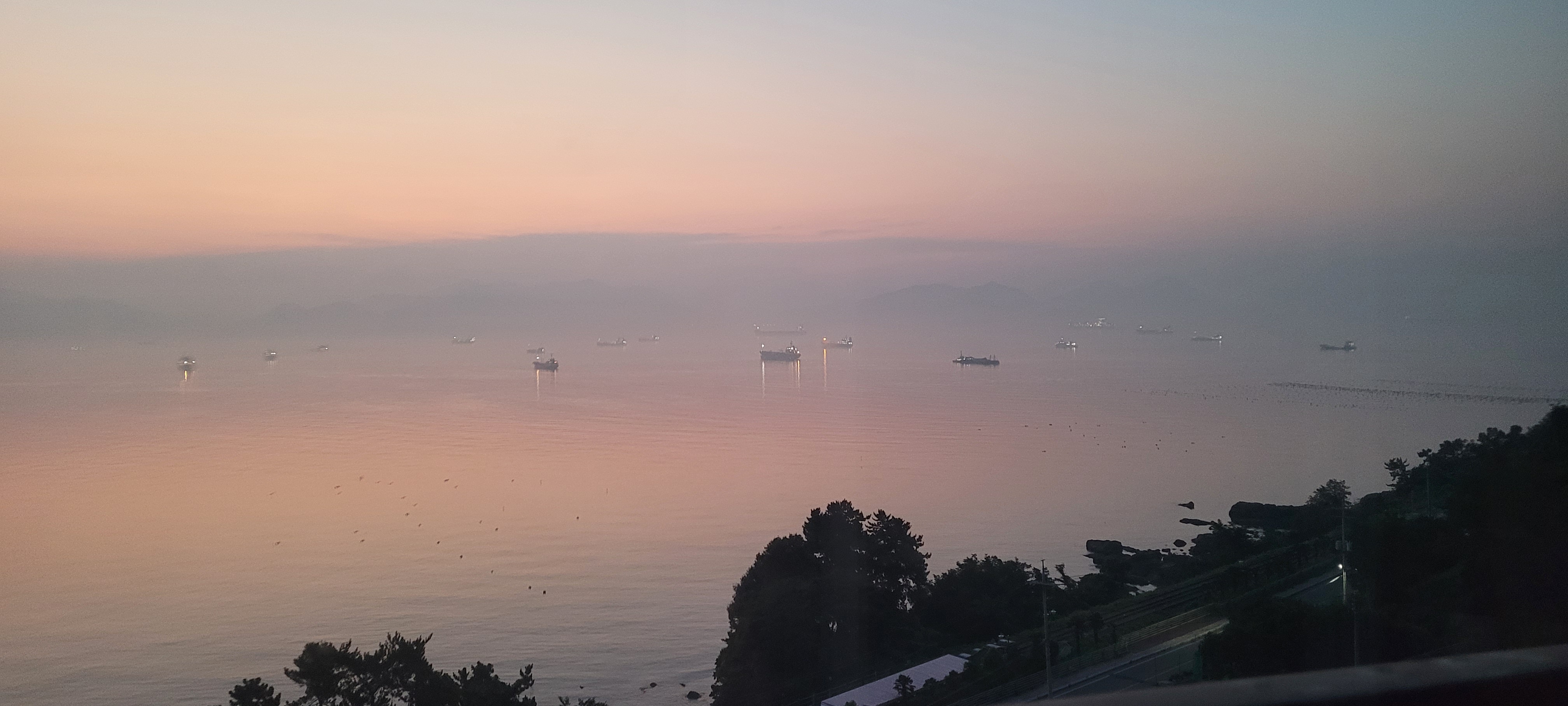 숙소 수영장에서 바라본 여수바다 모습