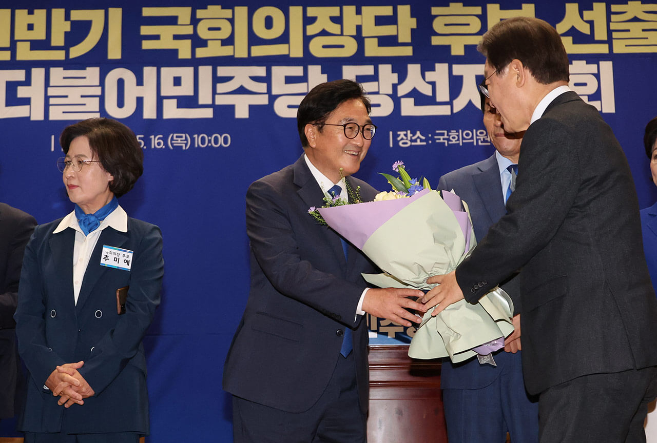 꽃다발 받은 우원식 의원