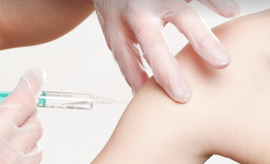 팔에 접종하는 사진