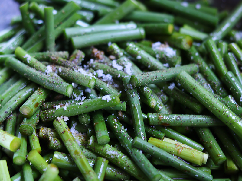 마늘쫑에 소금, 후추, 간장, 올리브오일