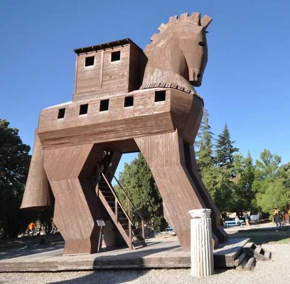 유적 입구의 트로이 목마 재현품
