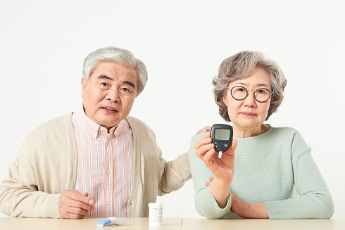 노인 당뇨병 특징 관리법 합병증 막는 식단 약 복용법