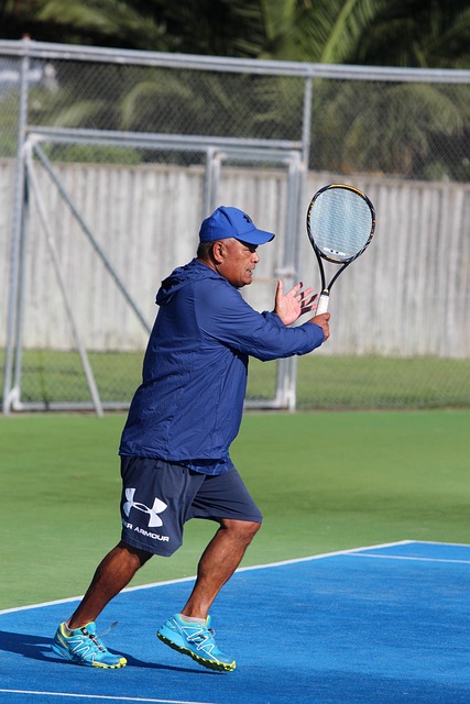 하드코트에서 테니스를 즐기고있는 중년 남성