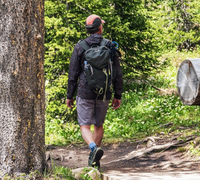 등산을-하고있는-사람