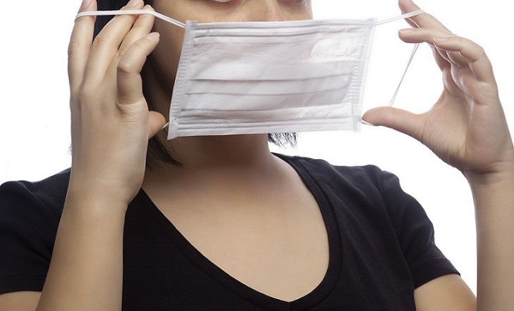 마스크 착용하고 있음