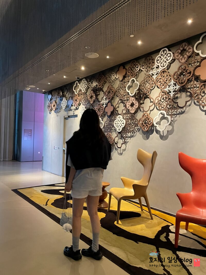 헤이그 하프집업 맨투맨 네이비 착용모습3