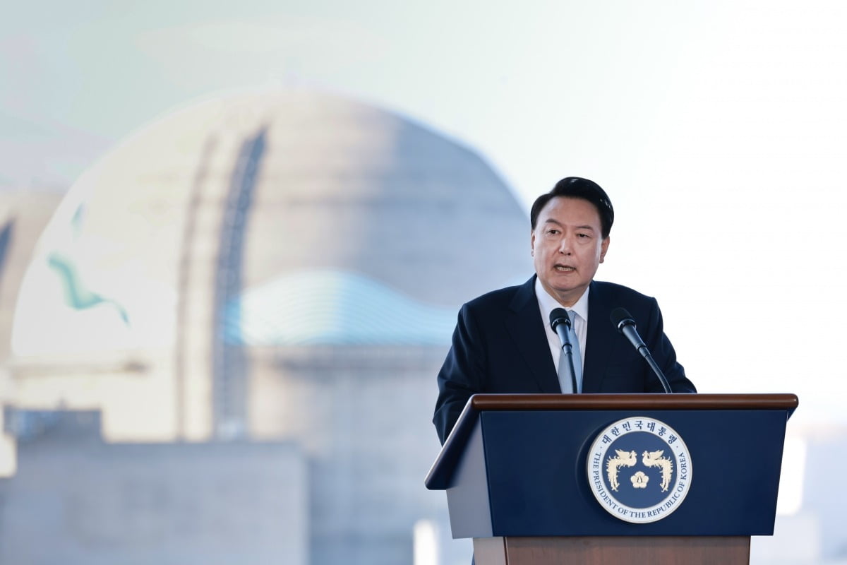 윤석열 대통령이 10월 30일 경북 울진군 ‘신한울 원전 1·2호기 종합준공 및 3·4호기 착공식’에서 축사하고 있다.