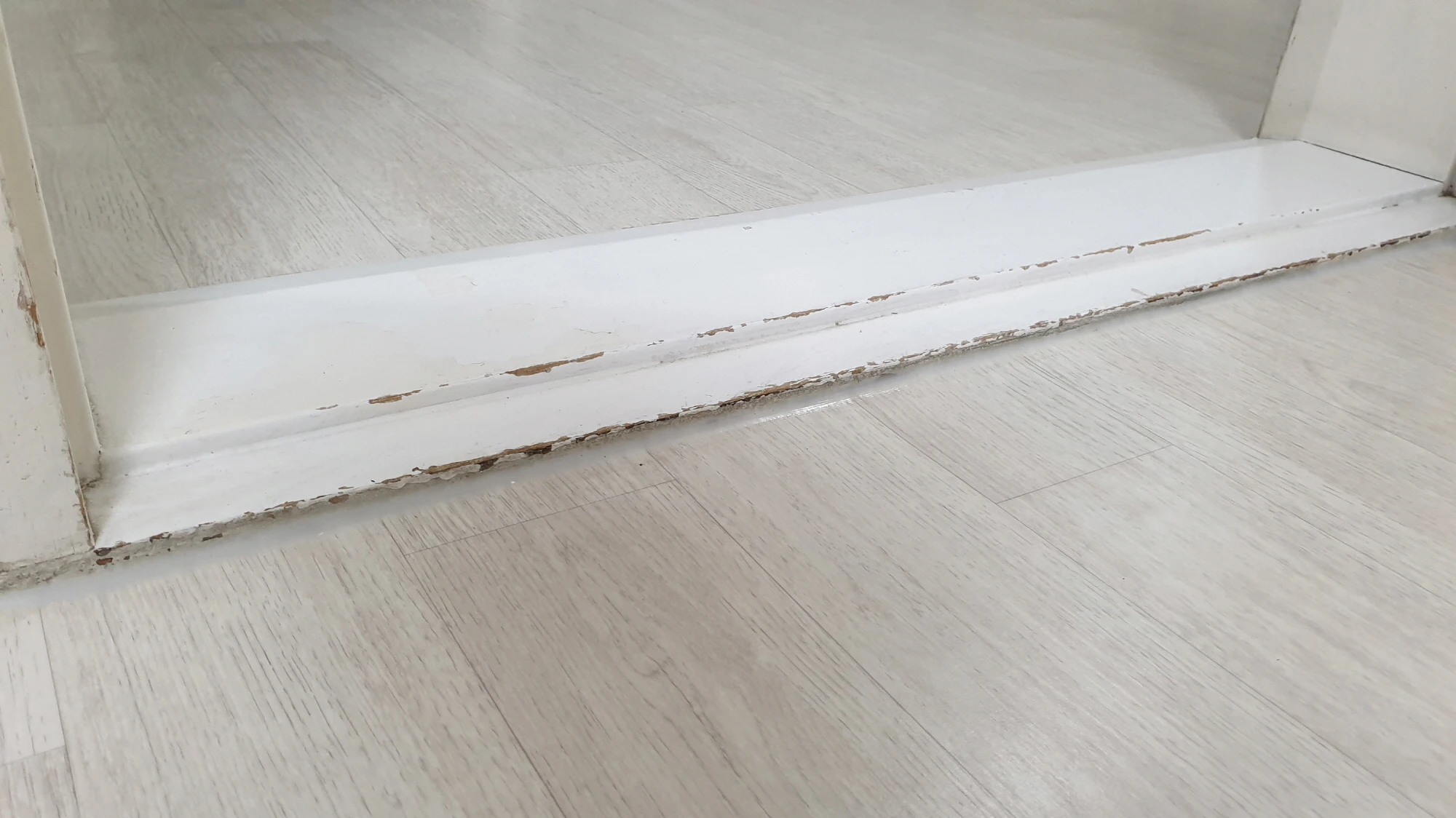 방 문턱 문지방 모습