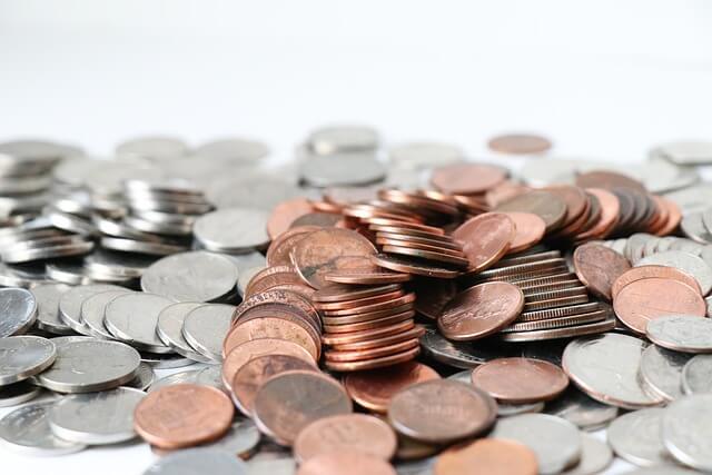 금색과 은색의 동전들이 펼쳐진 모습