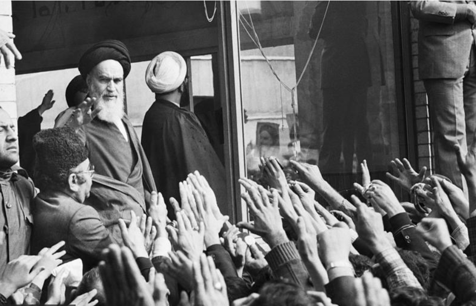 호메이니를 비롯한 이란의 혁명 지도자들은 이스라엘에 대항하는 팔레스타인의 대의에 동조했다