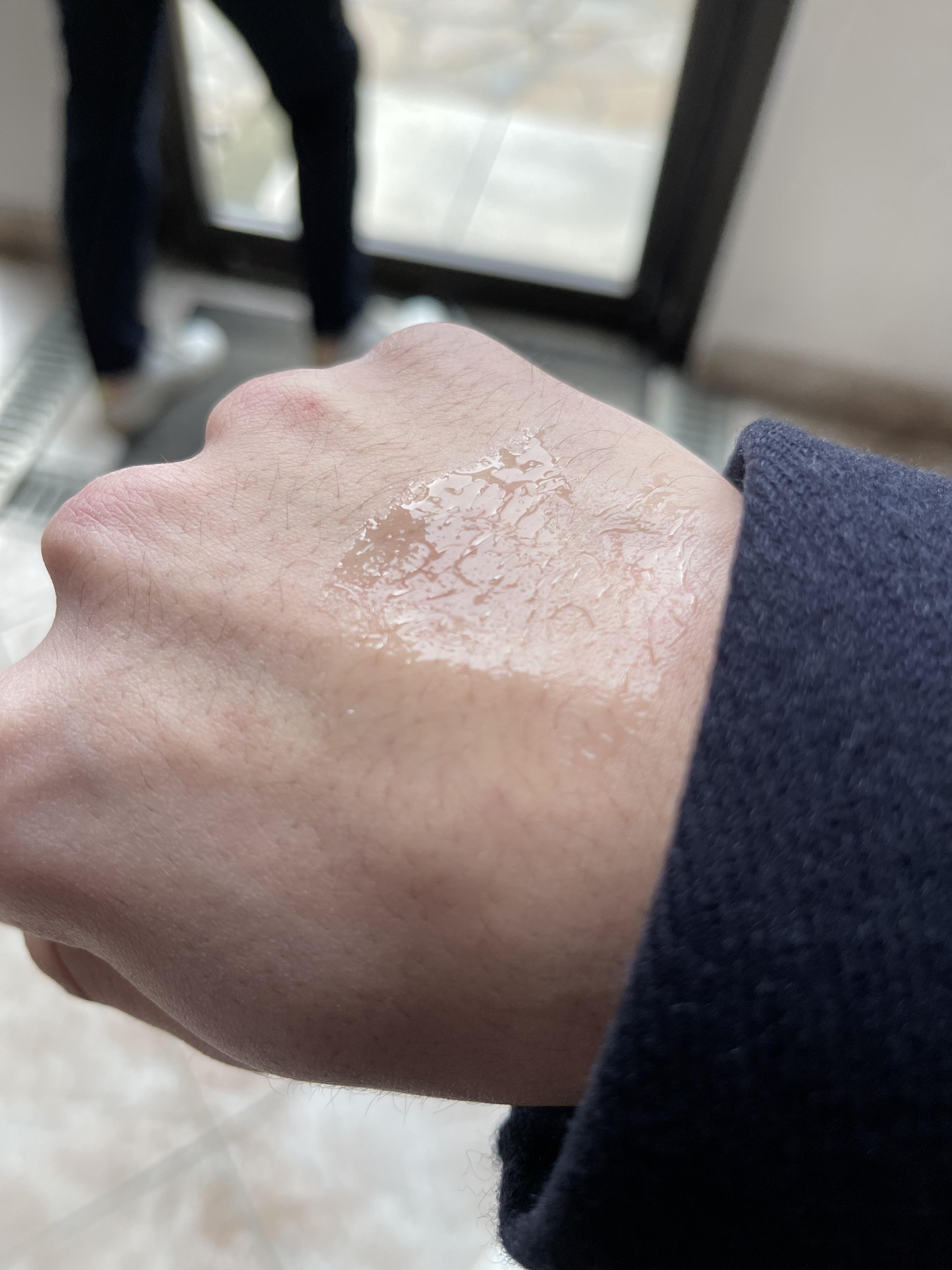 손등에 뿌린 Ch&acirc;teau du Breuil 스피릿