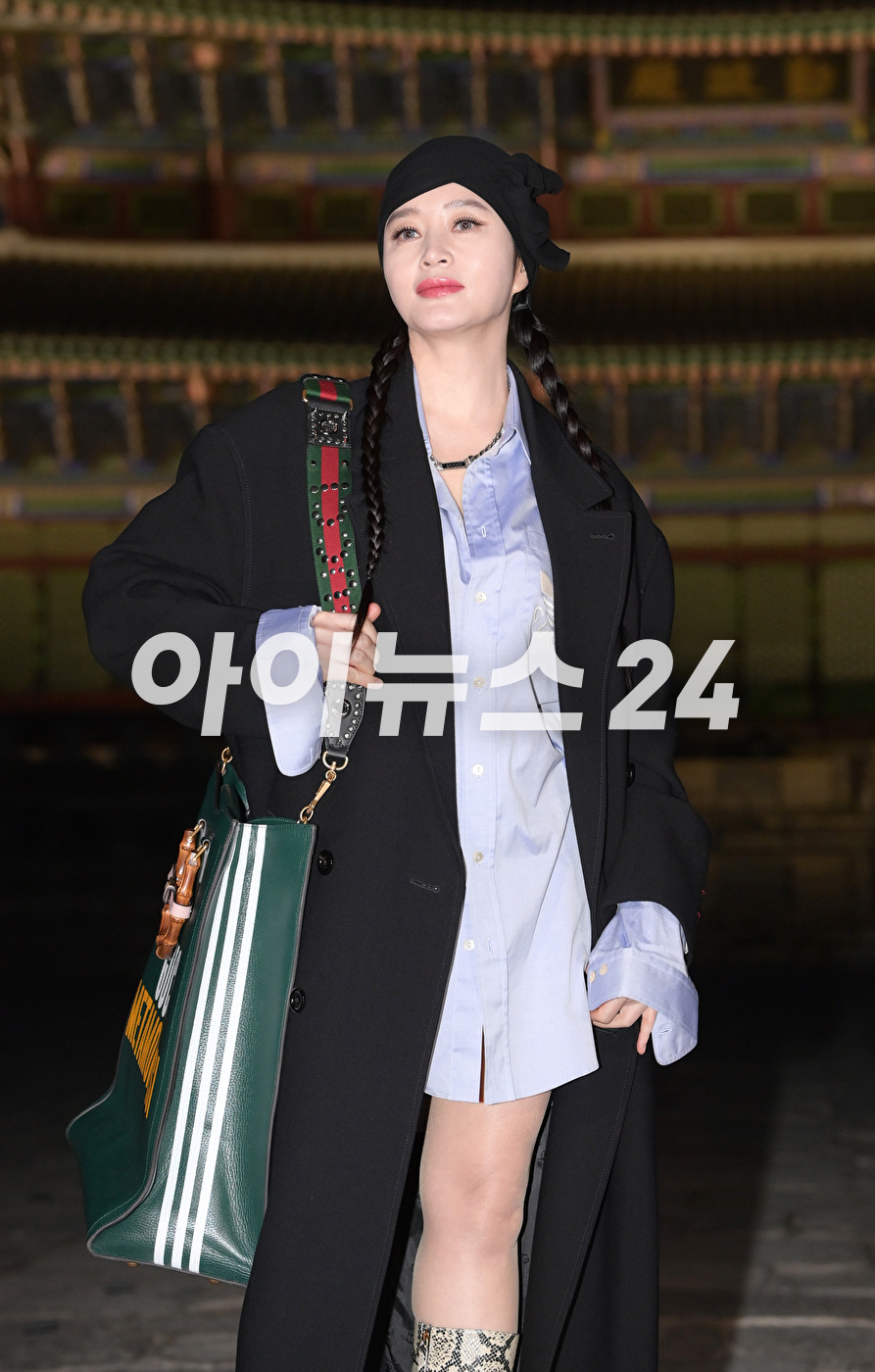 '김혜수니까 소화하는 패션' 배우 김혜수가 16일 오후 서울 경복궁에서 진행된 구찌(Gucci) 2024 크루즈 패션쇼에 참석하고 있다.