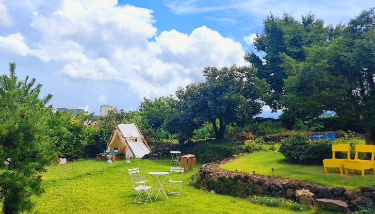 언니식탁 외부 마당의 전경